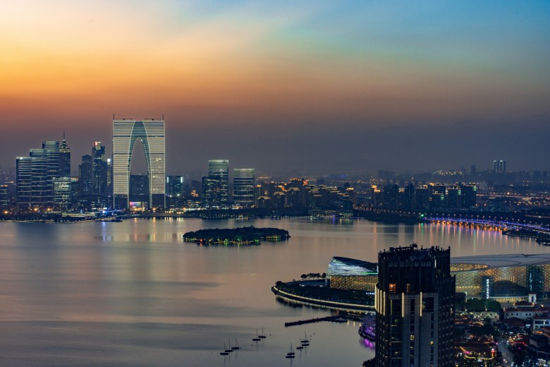 1616120123679836.jpg 摄图网_501565279_傍晚的苏州东方之门夜景(企业商用).jpg